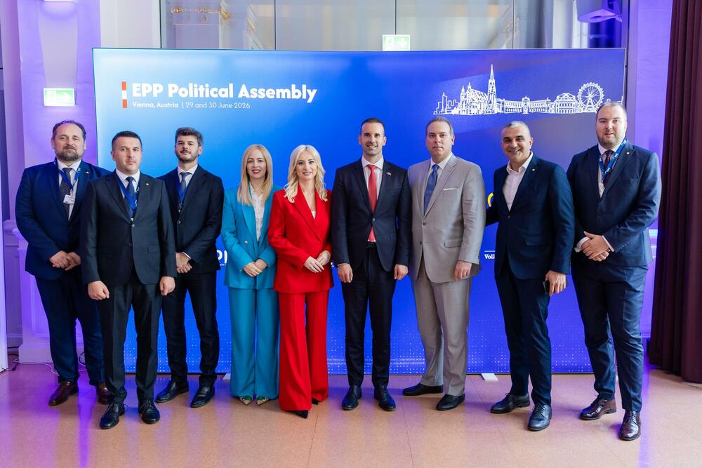 <p>Iz Pokreta Evropa sad (PES) je saopšteno da je ta partija danas zvanično postala član EPP-a, "najveće i najuticajnije političke porodice u Evropi, koja okuplja više od 80 partija iz preko 40 država Evrope".</p>
