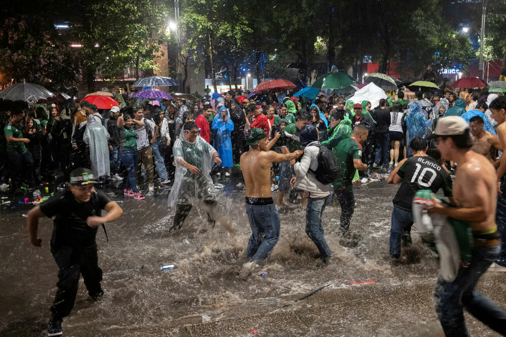 Meksički navijači slave poslije utakmice protiv Češke 24. juna, Foto: Reuters