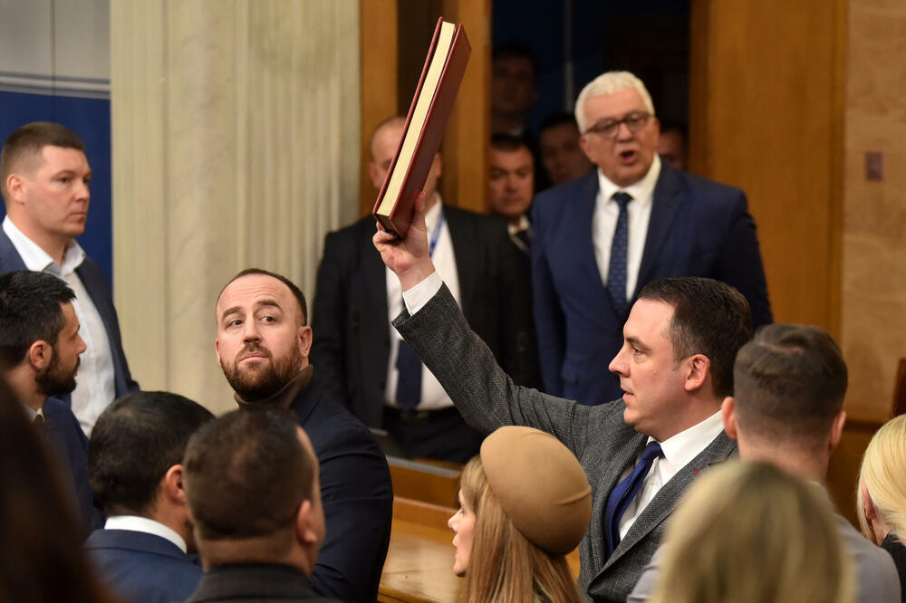 Mogu li se vlast i opozicija dogovoriti: detalj iz parlamenta, Foto: BORIS PEJOVIC