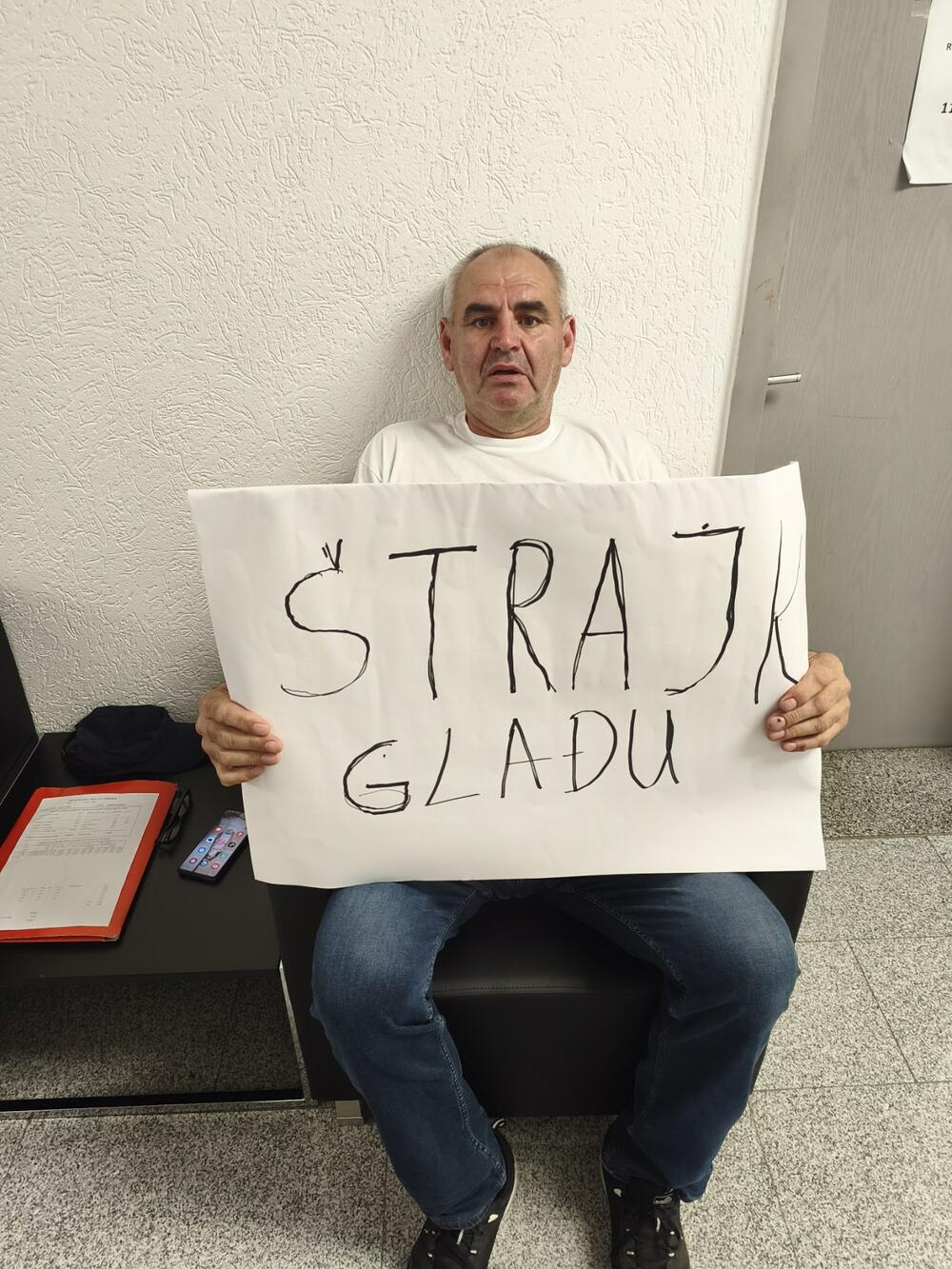 <p>Prema novom zvaničnom rješenju predsjednika Opštine Bijelo Polje Petra Smolovića, koje je sačinjeno jutros nakon sastanka nadležnih službi, Vrevi je "mandat prestao na lični zahtjev, uz pravo na naknadu u visini posljednje zarade do raspoređivanja na novo radno mjesto, a najduže dva mjeseca od prestanka funkcije"</p>