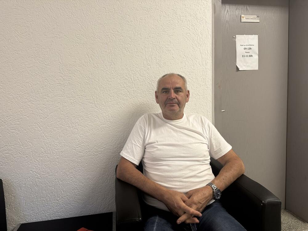 <p>Prema novom zvaničnom rješenju predsjednika Opštine Bijelo Polje Petra Smolovića, koje je sačinjeno jutros nakon sastanka nadležnih službi, Vrevi je "mandat prestao na lični zahtjev, uz pravo na naknadu u visini posljednje zarade do raspoređivanja na novo radno mjesto, a najduže dva mjeseca od prestanka funkcije"</p>