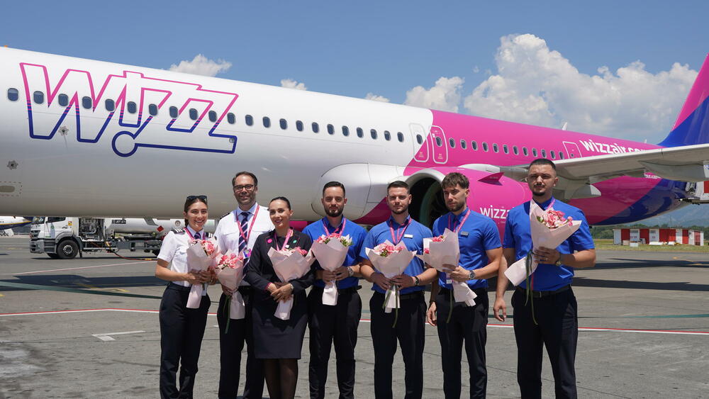 <p>Međunarodni aerodrom Tirana (TIA), u saradnji sa kompanijom Wizz Air, nastavlja da širi svoju mrežu letova uvođenjem dvije nove destinacije koje dodatno povezuju Albaniju sa Španijom.</p>  <p> </p>