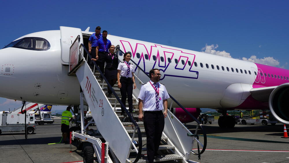 <p>Međunarodni aerodrom Tirana (TIA), u saradnji sa kompanijom Wizz Air, nastavlja da širi svoju mrežu letova uvođenjem dvije nove destinacije koje dodatno povezuju Albaniju sa Španijom.</p>  <p> </p>