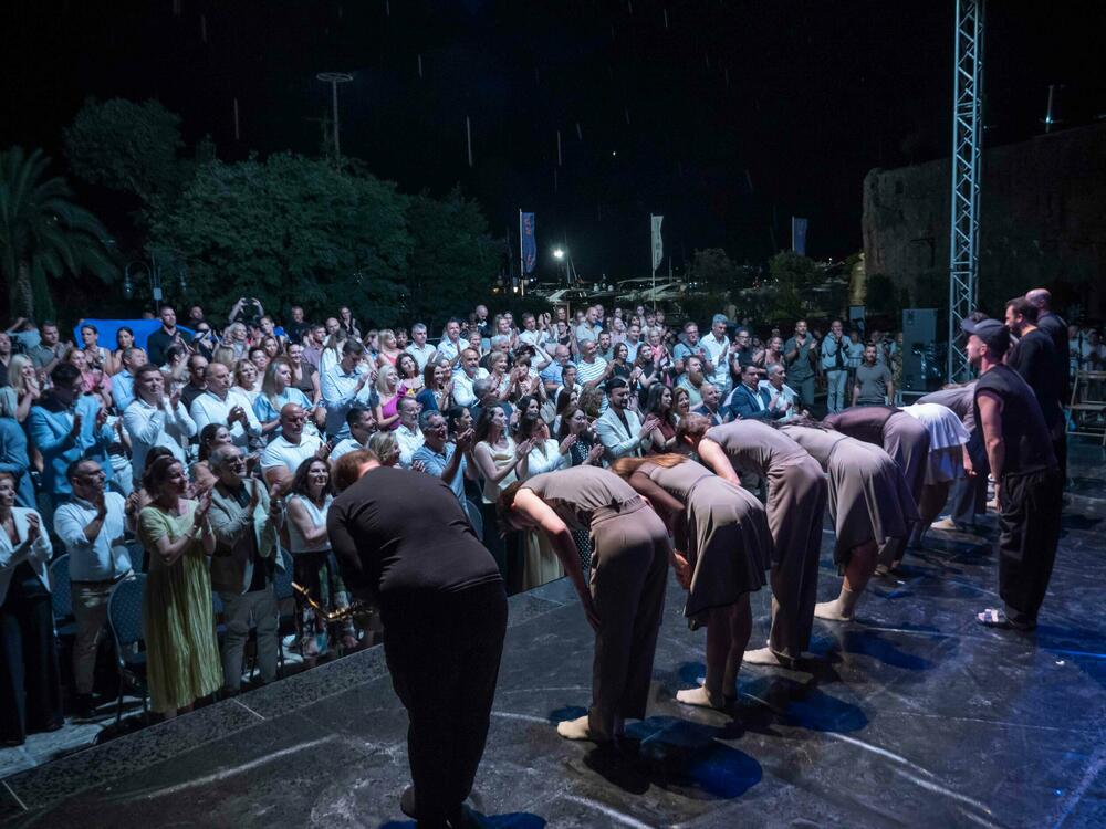 Noć skuplja vijeka