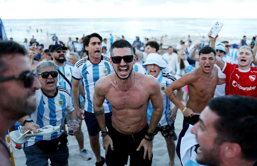 <p>Navijači Argentine dominiraju plažama Floride</p>