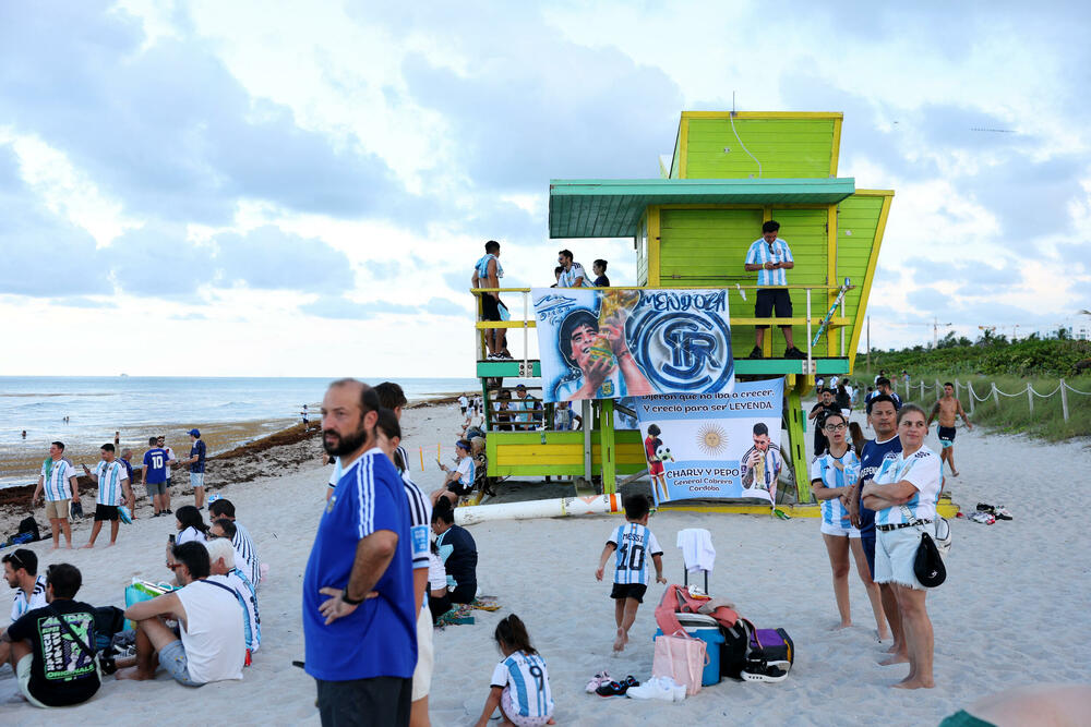 <p>Navijači Argentine dominiraju plažama Floride</p>