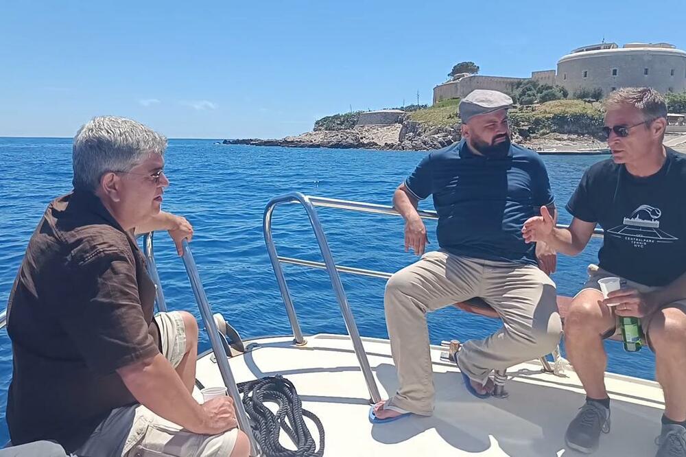 Olav Schrader (Nizozemska), Rodriggo Morais (Brazil) i Francesco Caccamo (Italija) na Luštici gdje je održana jedna sesija Geoliterature, Foto: Boka F - Podgorica