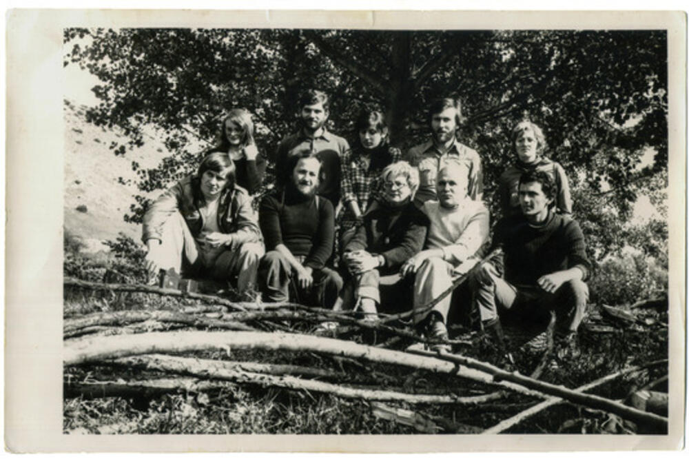 Čedomir Marković sa koleginicama i kolegama na Kominima 1976. godine, Foto: Privatna arhiva