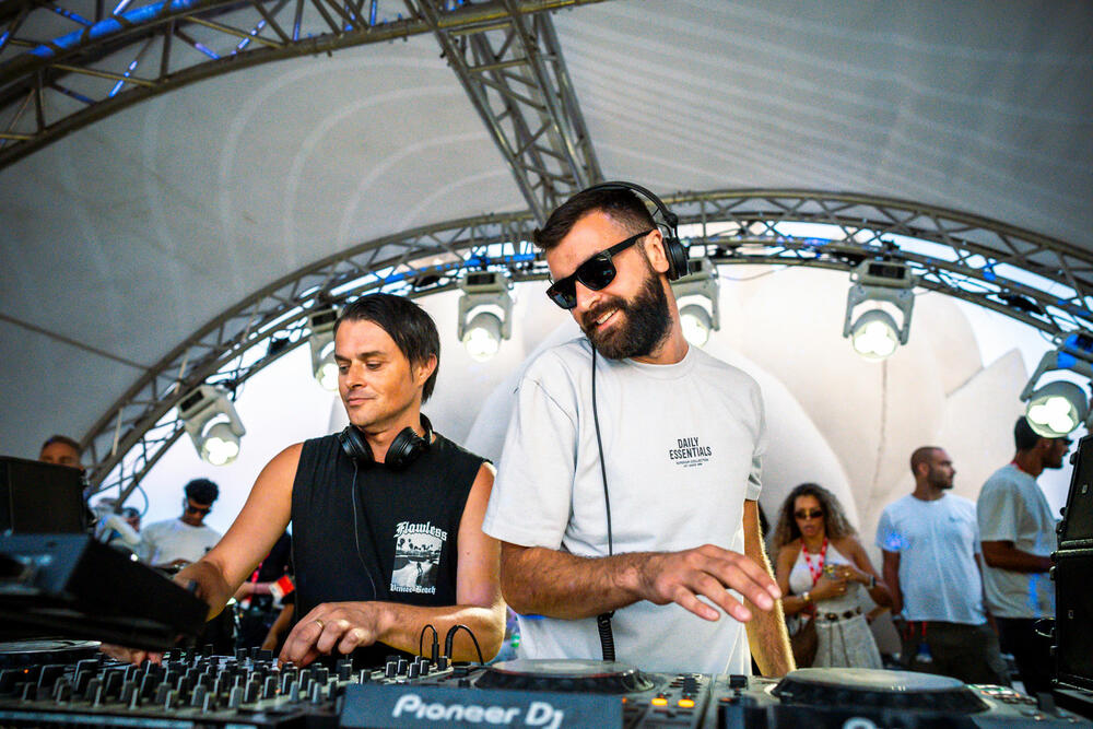 <p>"Više od 16 hiljada posjetilaca tokom prve festivalske večeri prošlo je kroz festivalske kapije, ispisujući prve stranice novog festivalskog poglavlja na Jadranu", kažu iz organizacije</p>