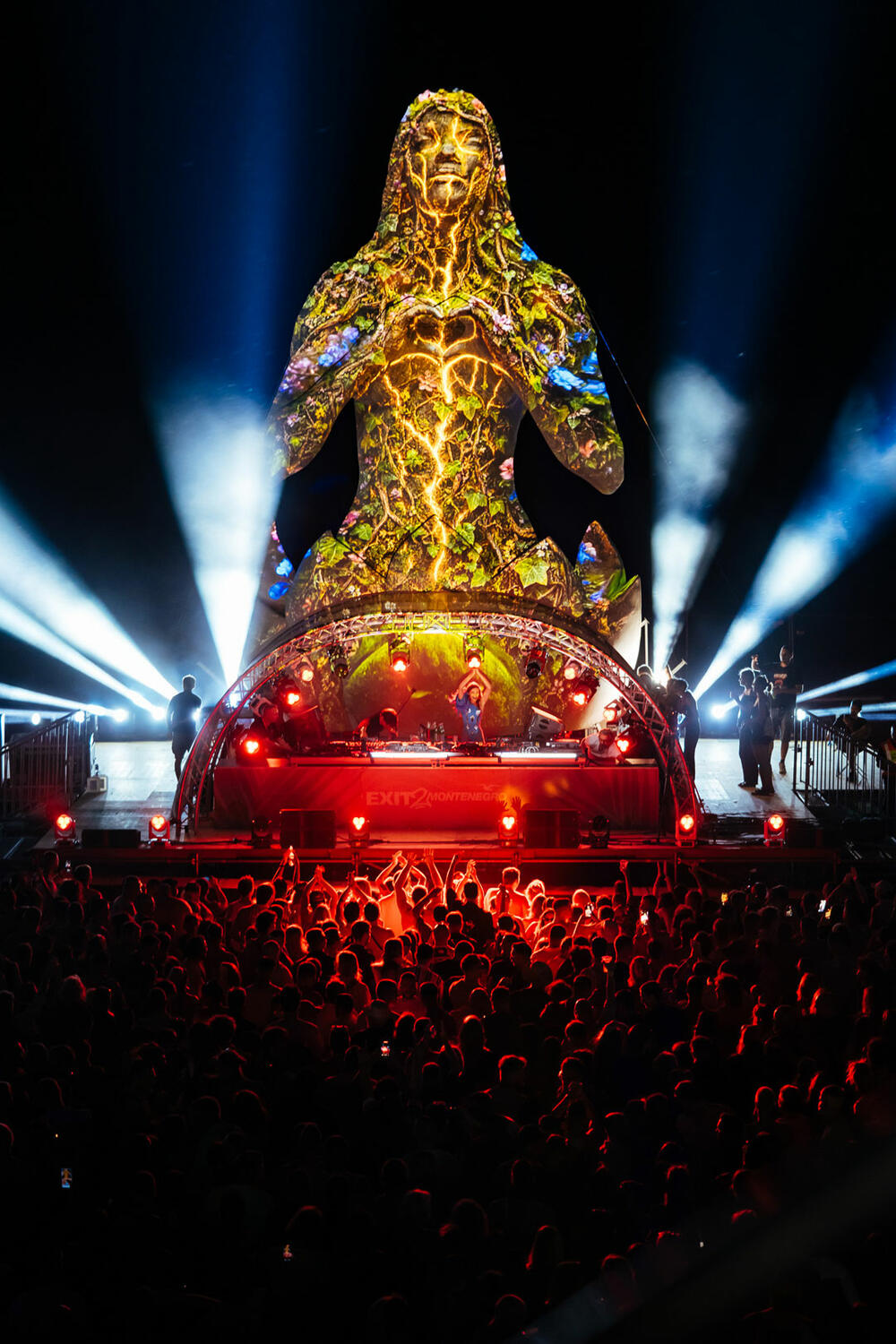<p>"Više od 16 hiljada posjetilaca tokom prve festivalske večeri prošlo je kroz festivalske kapije, ispisujući prve stranice novog festivalskog poglavlja na Jadranu", kažu iz organizacije</p>