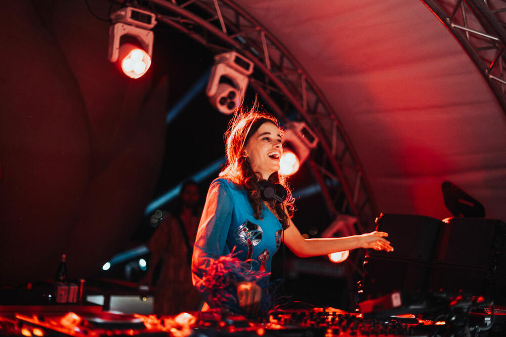 <p>"Više od 16 hiljada posjetilaca tokom prve festivalske večeri prošlo je kroz festivalske kapije, ispisujući prve stranice novog festivalskog poglavlja na Jadranu", kažu iz organizacije</p>