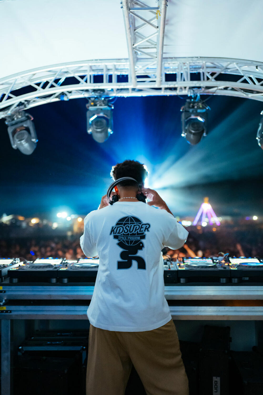 <p>"Više od 16 hiljada posjetilaca tokom prve festivalske večeri prošlo je kroz festivalske kapije, ispisujući prve stranice novog festivalskog poglavlja na Jadranu", kažu iz organizacije</p>