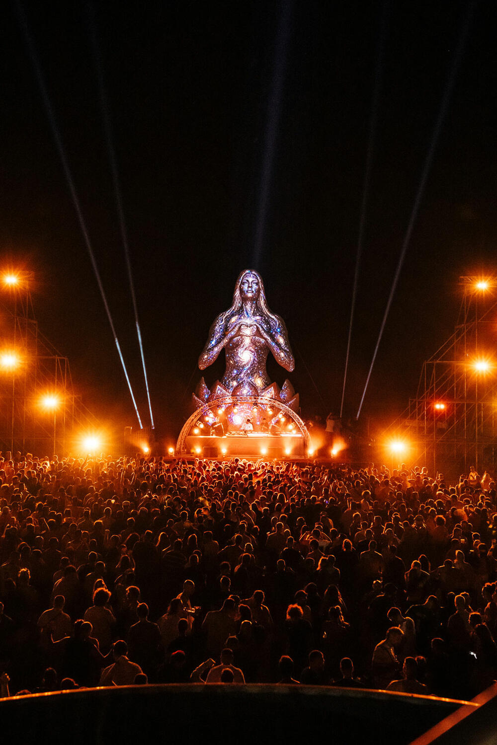 <p>"Više od 16 hiljada posjetilaca tokom prve festivalske večeri prošlo je kroz festivalske kapije, ispisujući prve stranice novog festivalskog poglavlja na Jadranu", kažu iz organizacije</p>