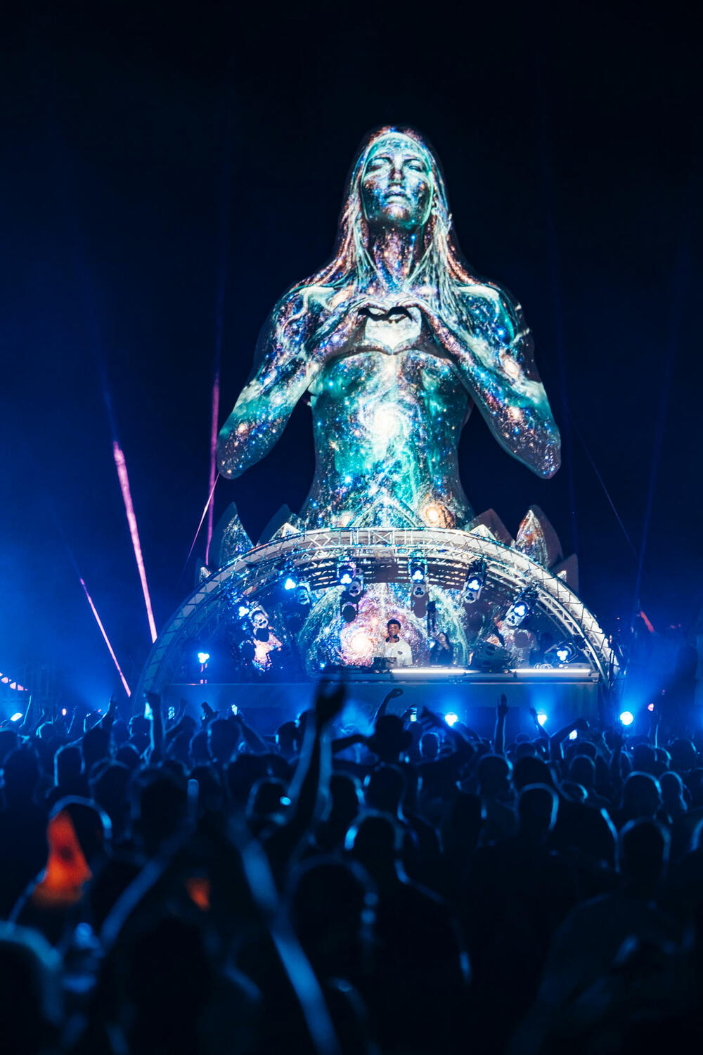 <p>"Više od 16 hiljada posjetilaca tokom prve festivalske večeri prošlo je kroz festivalske kapije, ispisujući prve stranice novog festivalskog poglavlja na Jadranu", kažu iz organizacije</p>