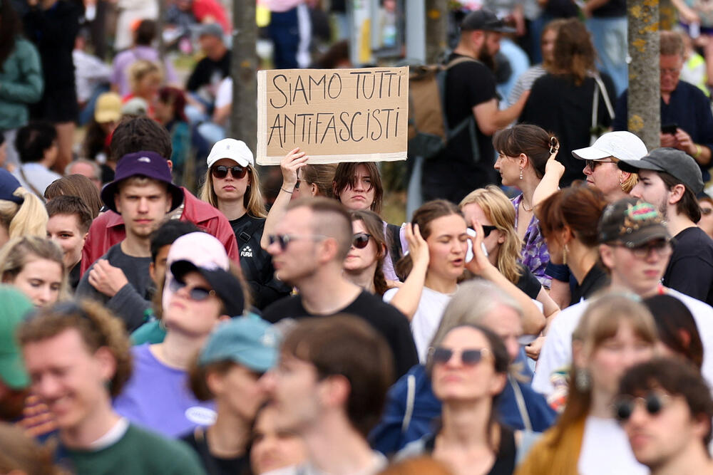 <p>Lena Raupah, portparolka grupe Viderzecen, antifašističkog saveza čiji naziv se prevodi kao "otpor", rekla je da se ta grupa nadala da će spriječiti konvenciju AfD</p>  <p>"AfD sprovodi fašističku politiku: želi masovne deportacije i teror na ulicama, a ne rješava nijedan pravi problem", rekla je ona i da AfD ima politiku koja koristi bogatima, a ne običnim građanima</p>
