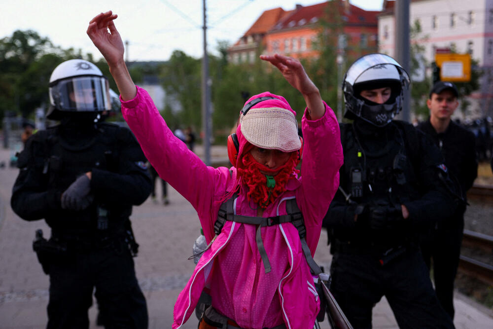 <p>Lena Raupah, portparolka grupe Viderzecen, antifašističkog saveza čiji naziv se prevodi kao "otpor", rekla je da se ta grupa nadala da će spriječiti konvenciju AfD</p>  <p>"AfD sprovodi fašističku politiku: želi masovne deportacije i teror na ulicama, a ne rješava nijedan pravi problem", rekla je ona i da AfD ima politiku koja koristi bogatima, a ne običnim građanima</p>