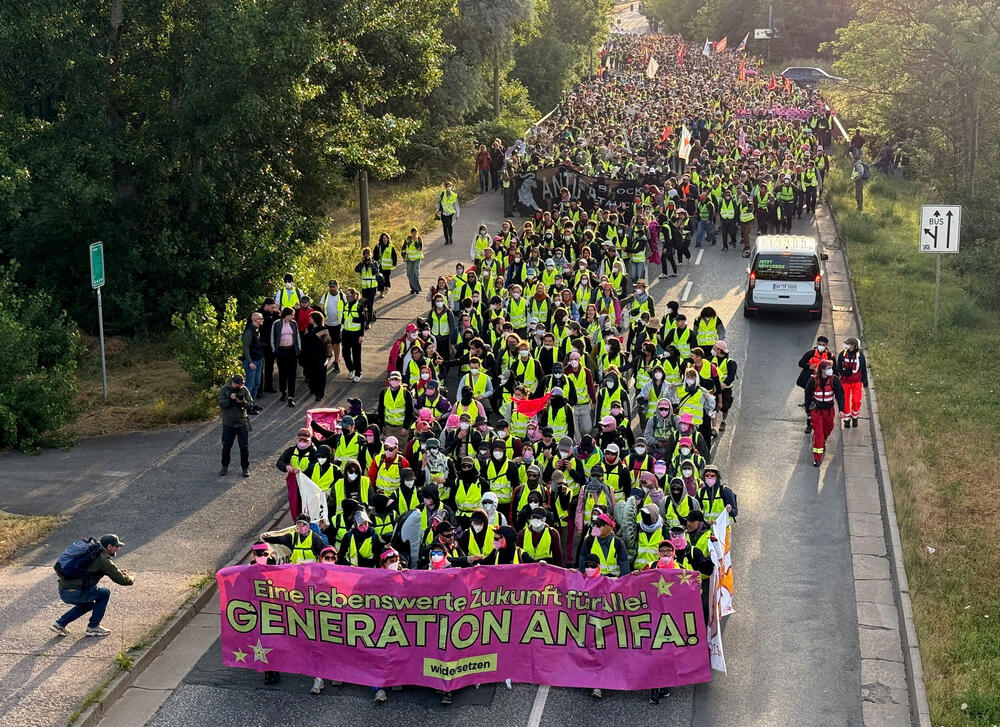 <p>Lena Raupah, portparolka grupe Viderzecen, antifašističkog saveza čiji naziv se prevodi kao "otpor", rekla je da se ta grupa nadala da će spriječiti konvenciju AfD</p>  <p>"AfD sprovodi fašističku politiku: želi masovne deportacije i teror na ulicama, a ne rješava nijedan pravi problem", rekla je ona i da AfD ima politiku koja koristi bogatima, a ne običnim građanima</p>