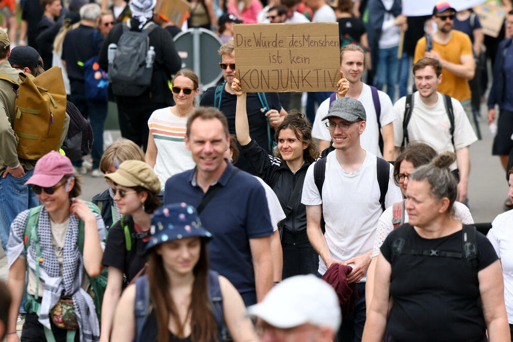<p>Lena Raupah, portparolka grupe Viderzecen, antifašističkog saveza čiji naziv se prevodi kao "otpor", rekla je da se ta grupa nadala da će spriječiti konvenciju AfD</p>  <p>"AfD sprovodi fašističku politiku: želi masovne deportacije i teror na ulicama, a ne rješava nijedan pravi problem", rekla je ona i da AfD ima politiku koja koristi bogatima, a ne običnim građanima</p>