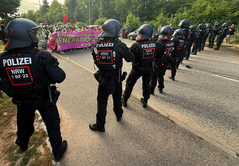 <p>Lena Raupah, portparolka grupe Viderzecen, antifašističkog saveza čiji naziv se prevodi kao "otpor", rekla je da se ta grupa nadala da će spriječiti konvenciju AfD</p>  <p>"AfD sprovodi fašističku politiku: želi masovne deportacije i teror na ulicama, a ne rješava nijedan pravi problem", rekla je ona i da AfD ima politiku koja koristi bogatima, a ne običnim građanima</p>