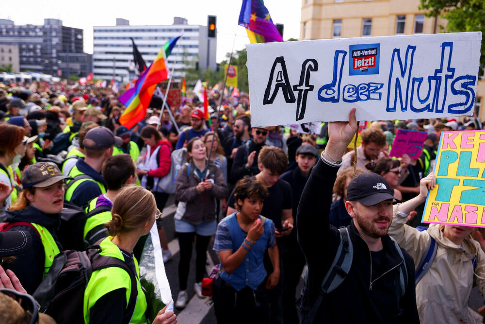 <p>Lena Raupah, portparolka grupe Viderzecen, antifašističkog saveza čiji naziv se prevodi kao "otpor", rekla je da se ta grupa nadala da će spriječiti konvenciju AfD</p>  <p>"AfD sprovodi fašističku politiku: želi masovne deportacije i teror na ulicama, a ne rješava nijedan pravi problem", rekla je ona i da AfD ima politiku koja koristi bogatima, a ne običnim građanima</p>