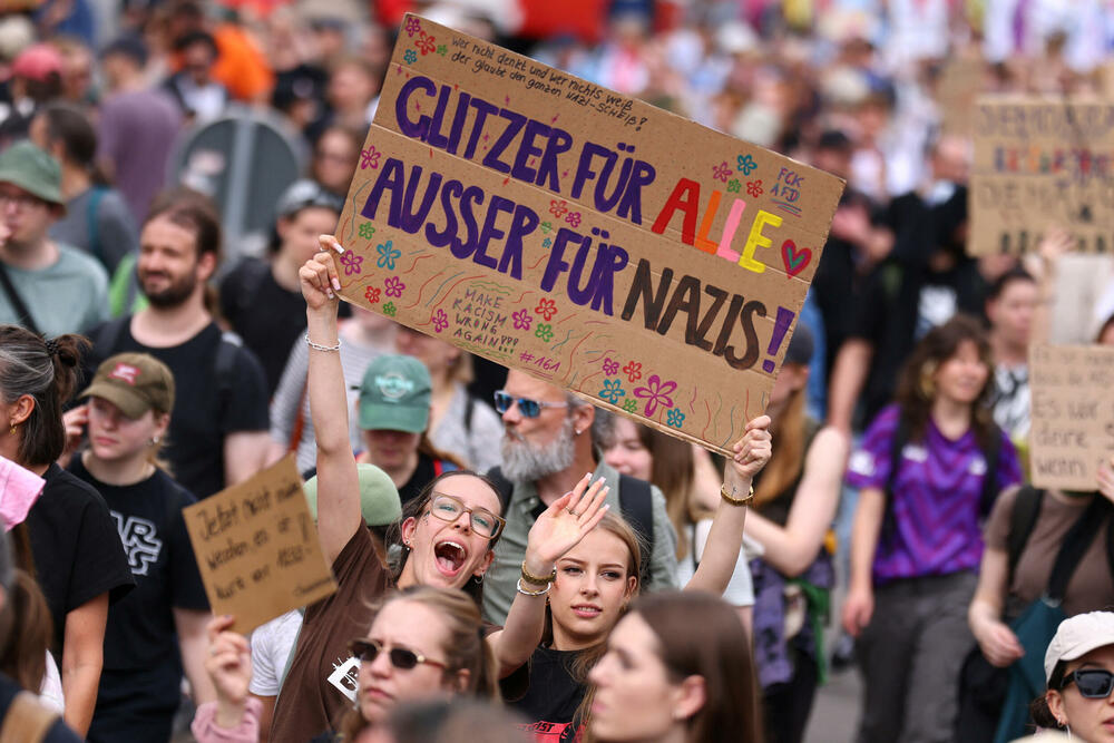 <p>Lena Raupah, portparolka grupe Viderzecen, antifašističkog saveza čiji naziv se prevodi kao "otpor", rekla je da se ta grupa nadala da će spriječiti konvenciju AfD</p>  <p>"AfD sprovodi fašističku politiku: želi masovne deportacije i teror na ulicama, a ne rješava nijedan pravi problem", rekla je ona i da AfD ima politiku koja koristi bogatima, a ne običnim građanima</p>