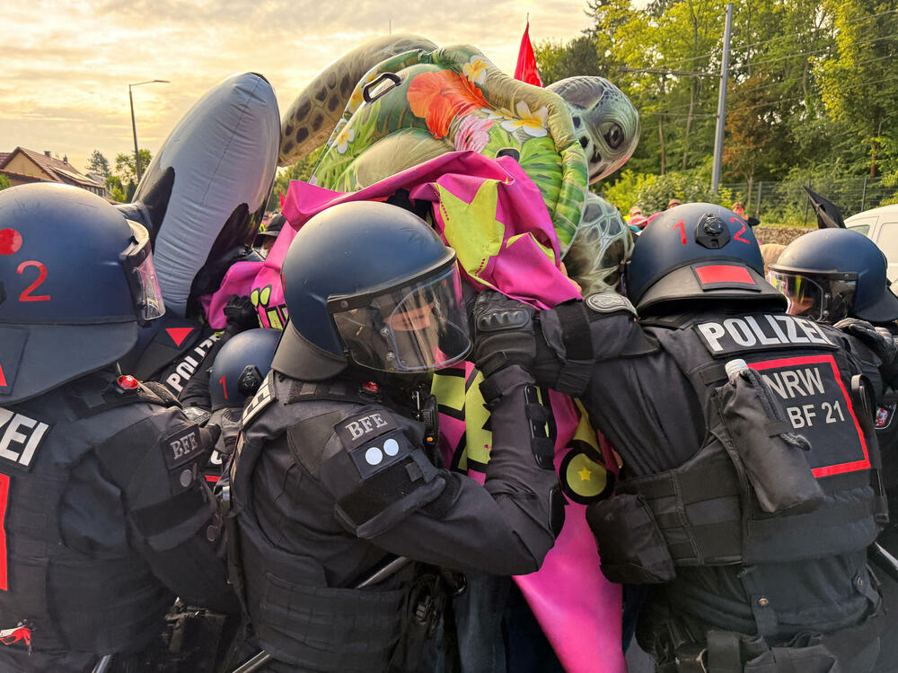 <p>Lena Raupah, portparolka grupe Viderzecen, antifašističkog saveza čiji naziv se prevodi kao "otpor", rekla je da se ta grupa nadala da će spriječiti konvenciju AfD</p>  <p>"AfD sprovodi fašističku politiku: želi masovne deportacije i teror na ulicama, a ne rješava nijedan pravi problem", rekla je ona i da AfD ima politiku koja koristi bogatima, a ne običnim građanima</p>