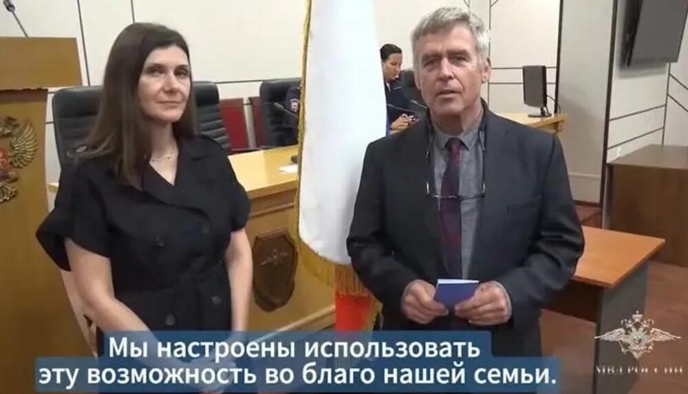 Leo Her (desno) na ceremoniji dodeljivanja azila koju je snimala državna televizija