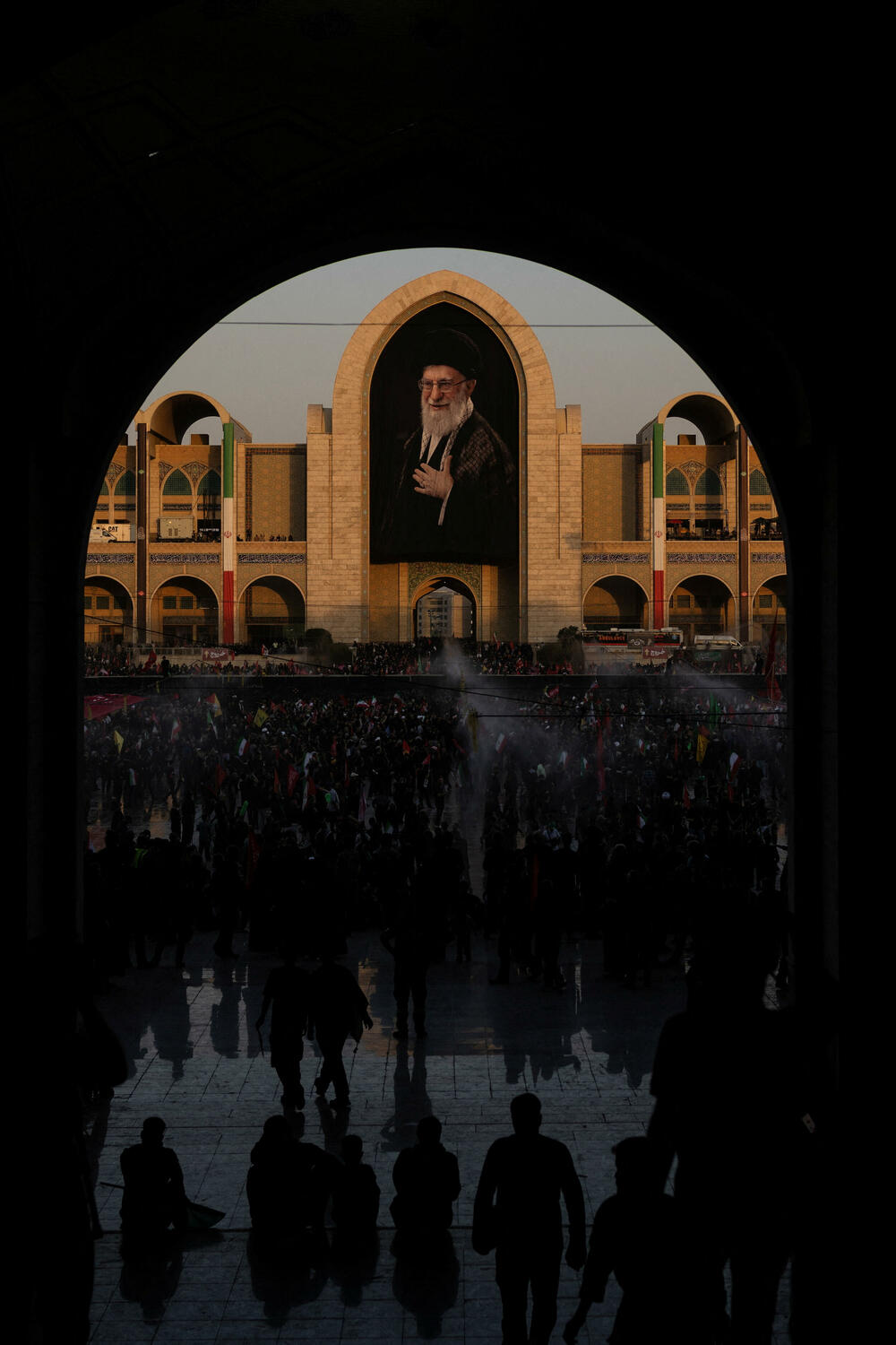<p>Usred tekućih pregovora između SAD i Irana, nakon što su u junu potpisali okvirni dogovor o okončanju sukoba, iransko Ministarstvo vanjskih poslova pozvalo je stanovništvo da masovno učestvuje u ceremonijama, kako bi "svijetu pokazali veličinu Irana i slavu nacionalnog jedinstva i autoriteta"</p>