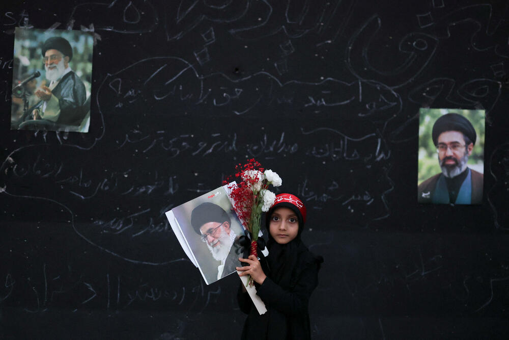 <p>Usred tekućih pregovora između SAD i Irana, nakon što su u junu potpisali okvirni dogovor o okončanju sukoba, iransko Ministarstvo vanjskih poslova pozvalo je stanovništvo da masovno učestvuje u ceremonijama, kako bi "svijetu pokazali veličinu Irana i slavu nacionalnog jedinstva i autoriteta"</p>