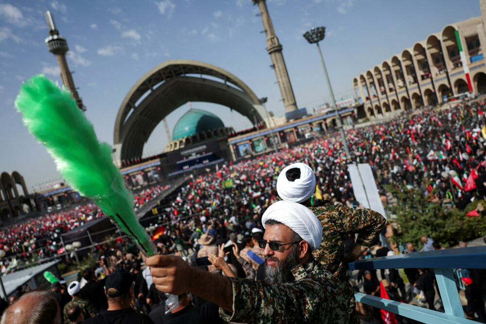 <p>Usred tekućih pregovora između SAD i Irana, nakon što su u junu potpisali okvirni dogovor o okončanju sukoba, iransko Ministarstvo vanjskih poslova pozvalo je stanovništvo da masovno učestvuje u ceremonijama, kako bi "svijetu pokazali veličinu Irana i slavu nacionalnog jedinstva i autoriteta"</p>