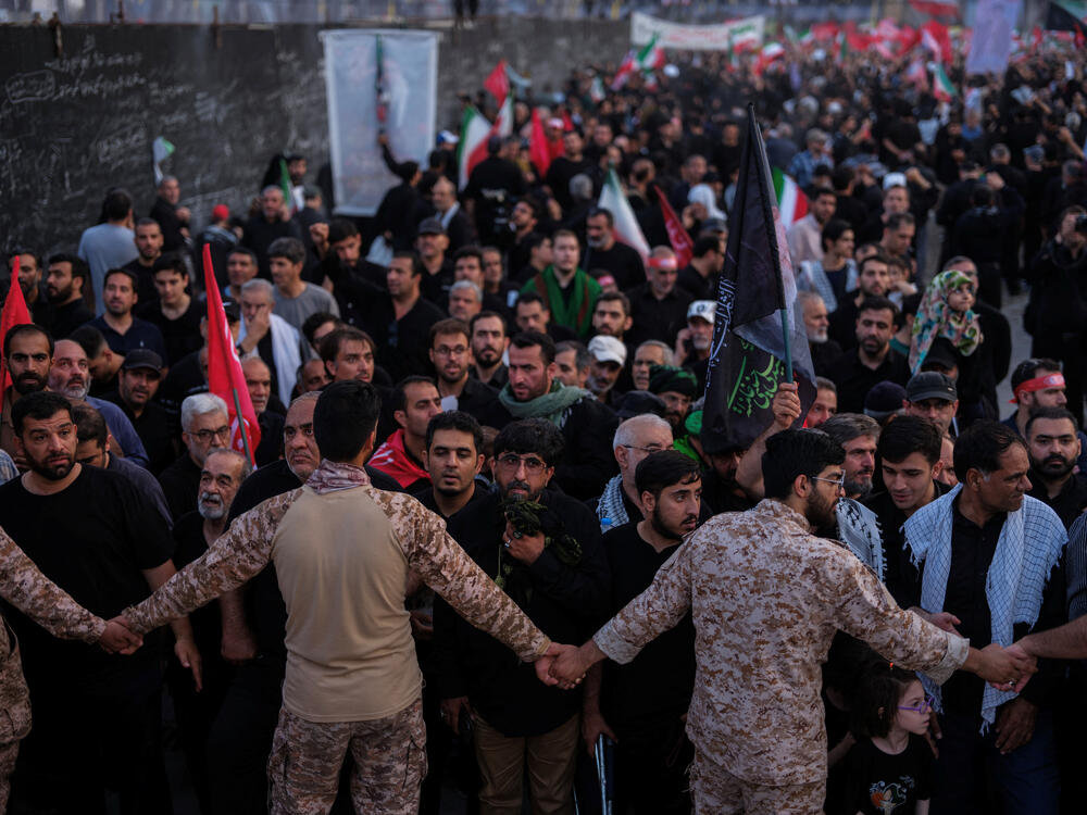 <p>Usred tekućih pregovora između SAD i Irana, nakon što su u junu potpisali okvirni dogovor o okončanju sukoba, iransko Ministarstvo vanjskih poslova pozvalo je stanovništvo da masovno učestvuje u ceremonijama, kako bi "svijetu pokazali veličinu Irana i slavu nacionalnog jedinstva i autoriteta"</p>