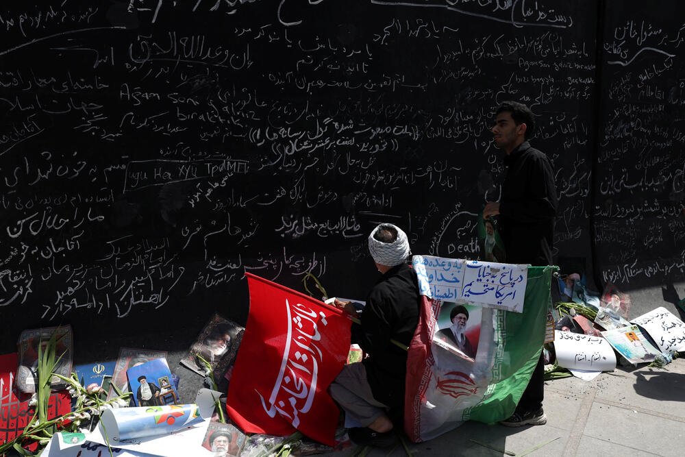 <p>Usred tekućih pregovora između SAD i Irana, nakon što su u junu potpisali okvirni dogovor o okončanju sukoba, iransko Ministarstvo vanjskih poslova pozvalo je stanovništvo da masovno učestvuje u ceremonijama, kako bi "svijetu pokazali veličinu Irana i slavu nacionalnog jedinstva i autoriteta"</p>