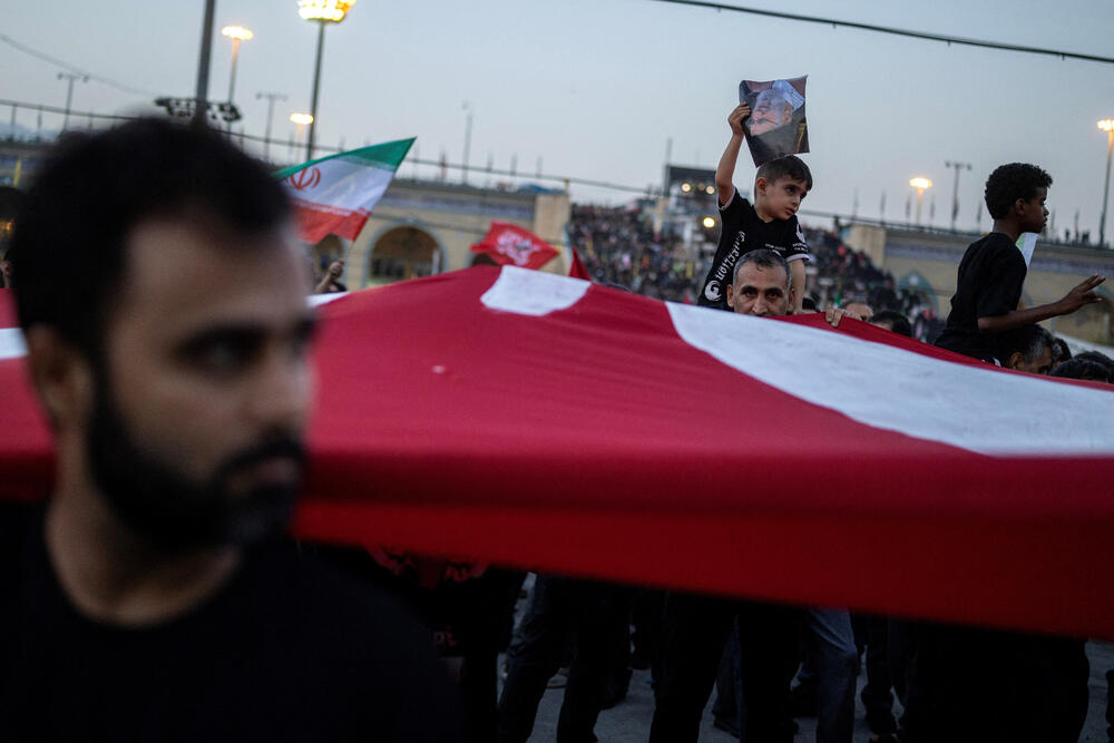 <p>Usred tekućih pregovora između SAD i Irana, nakon što su u junu potpisali okvirni dogovor o okončanju sukoba, iransko Ministarstvo vanjskih poslova pozvalo je stanovništvo da masovno učestvuje u ceremonijama, kako bi "svijetu pokazali veličinu Irana i slavu nacionalnog jedinstva i autoriteta"</p>