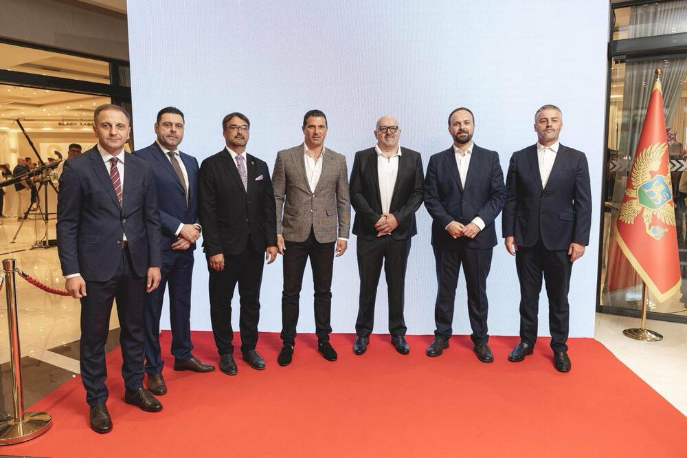 <p>Evropski savez je obilježio drugu godišnjicu osnivanja, uz poruku da je prerastao okvire političkog saveza i postao pokret koji okuplja sve dobronamjerne ljude oko zajedničke ideje evropske, građanske i uspješne Crne Gore</p>  <p>Prisutnima obratile nestranačke ličnosti - admiral Dragan Samardžić, scenaristkinja, dramaturškinja i rediteljka Jelena Lela Milošević i magistar međunarodne ekonomije Vuk Pejović</p>