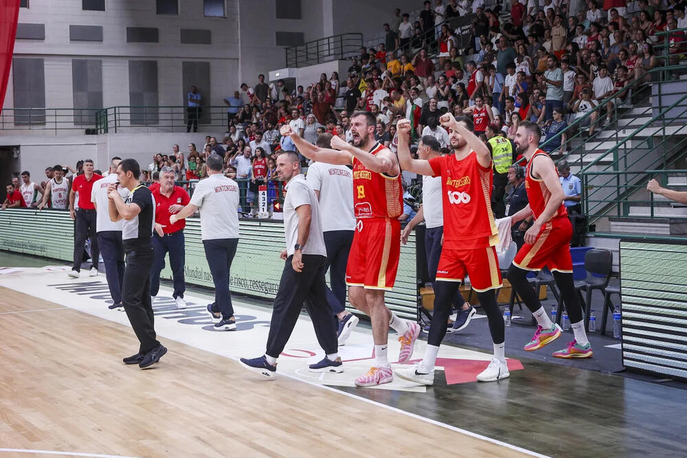 Crnogorski košarkaši nakon pobjede u Portugalu, Foto: FIBA
