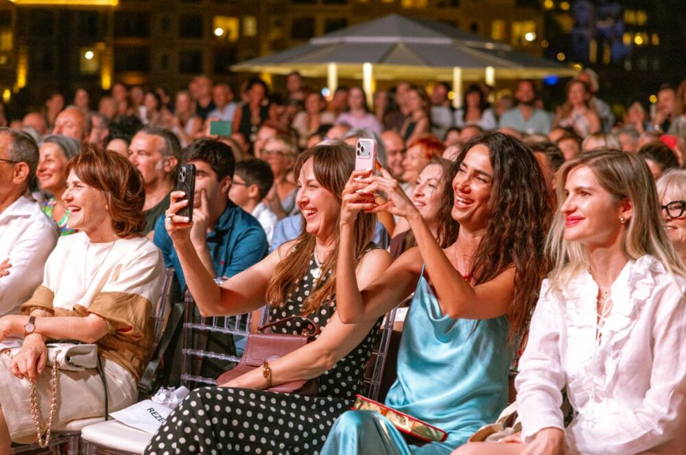 <p>Josipa Lisac priredila je na Malom lukobranu u Luštici Bay koncert prepun emocija, posvetila ga slobodi i njenoj životnoj ljubavi Karlu Metikošu. Publika je sa velikim žarom sa njom pjevala pjesme koje traju decenijama, gromoglasno aplaudriala i sa pažnjom slušala crtice iz života koje je pričala izmedju pjesama</p>