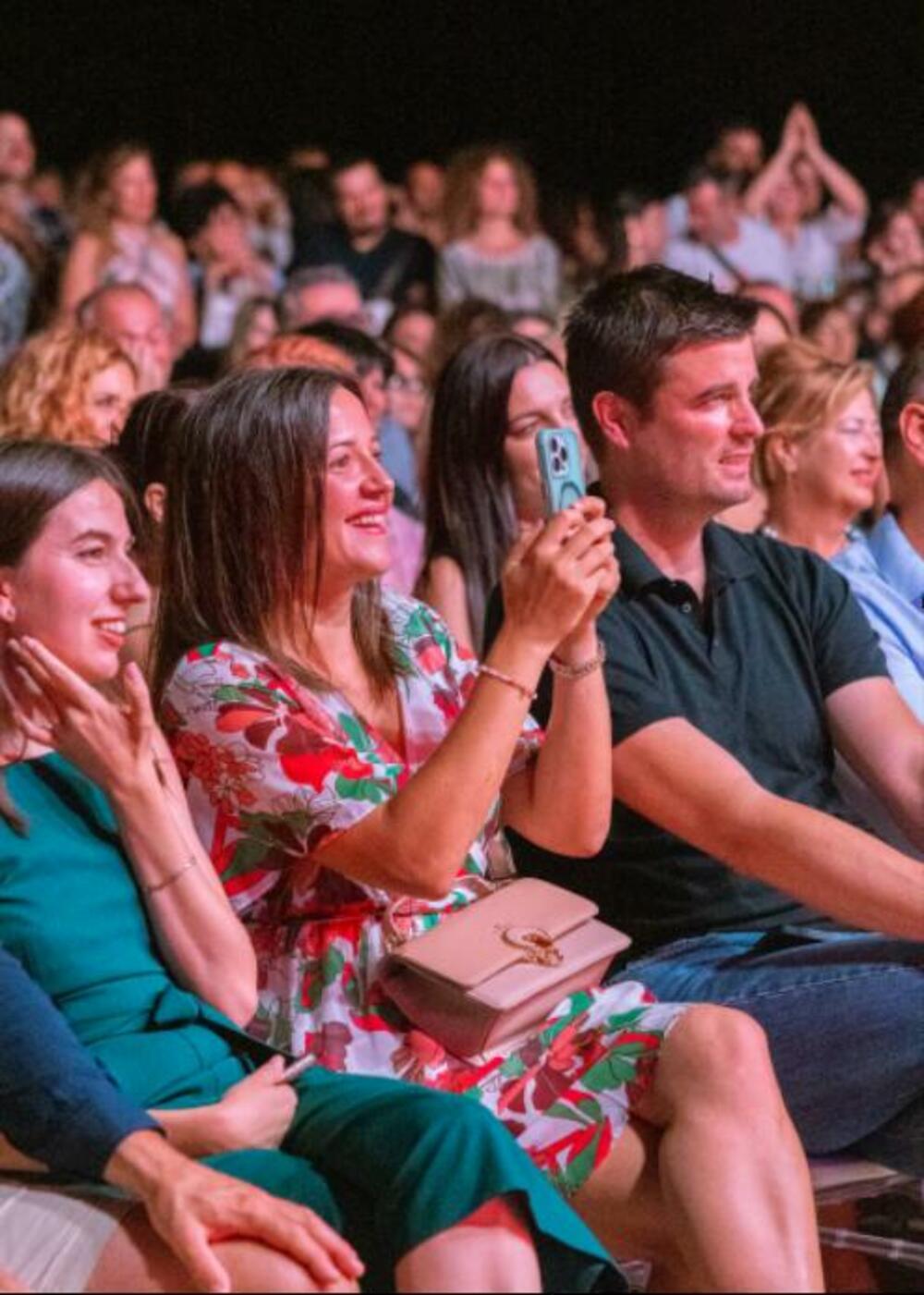 <p>Josipa Lisac priredila je na Malom lukobranu u Luštici Bay koncert prepun emocija, posvetila ga slobodi i njenoj životnoj ljubavi Karlu Metikošu. Publika je sa velikim žarom sa njom pjevala pjesme koje traju decenijama, gromoglasno aplaudriala i sa pažnjom slušala crtice iz života koje je pričala izmedju pjesama</p>