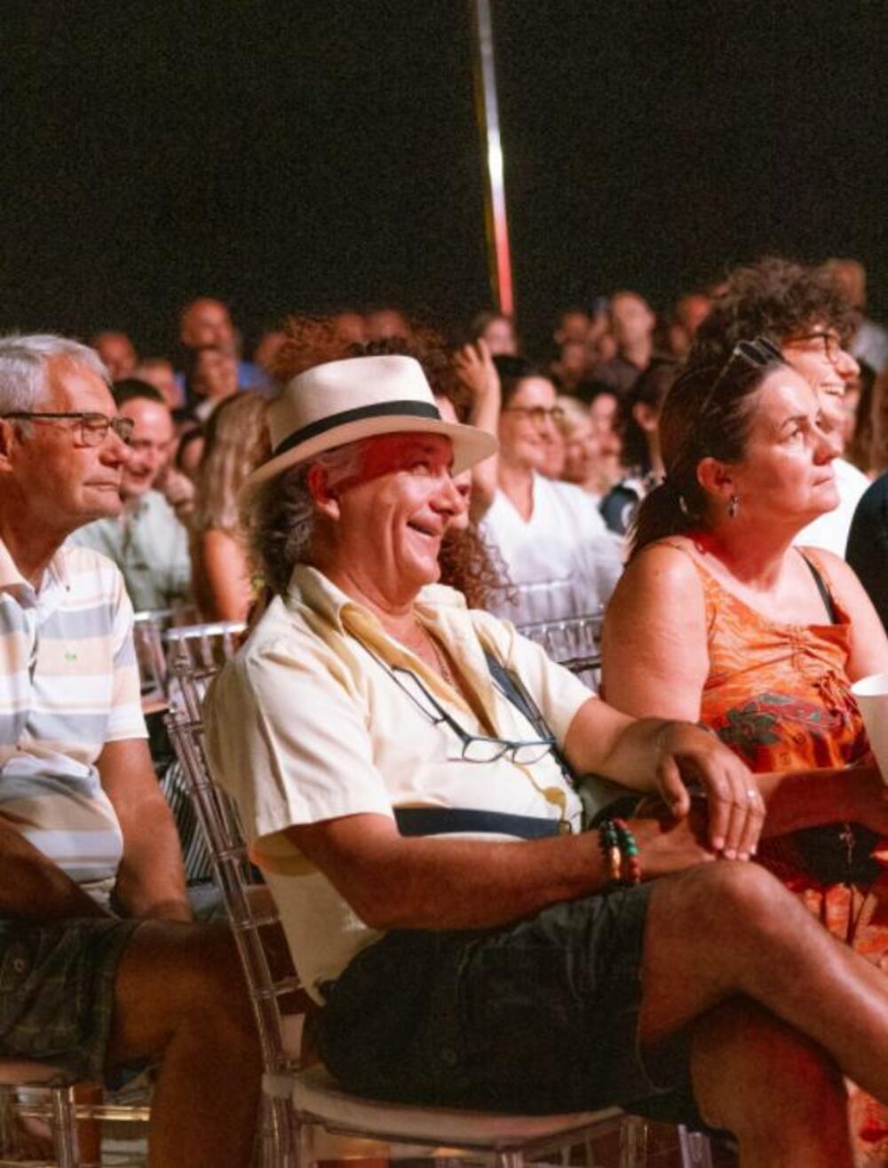 <p>Josipa Lisac priredila je na Malom lukobranu u Luštici Bay koncert prepun emocija, posvetila ga slobodi i njenoj životnoj ljubavi Karlu Metikošu. Publika je sa velikim žarom sa njom pjevala pjesme koje traju decenijama, gromoglasno aplaudriala i sa pažnjom slušala crtice iz života koje je pričala izmedju pjesama</p>