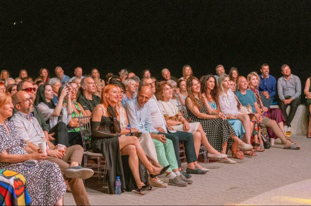 <p>Josipa Lisac priredila je na Malom lukobranu u Luštici Bay koncert prepun emocija, posvetila ga slobodi i njenoj životnoj ljubavi Karlu Metikošu. Publika je sa velikim žarom sa njom pjevala pjesme koje traju decenijama, gromoglasno aplaudriala i sa pažnjom slušala crtice iz života koje je pričala izmedju pjesama</p>
