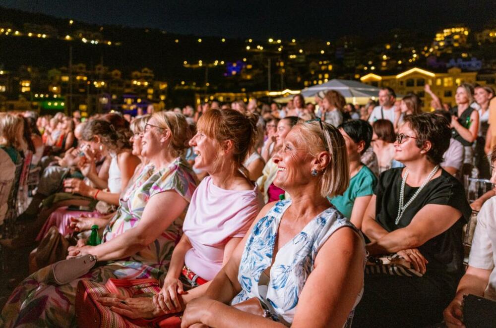 <p>Josipa Lisac priredila je na Malom lukobranu u Luštici Bay koncert prepun emocija, posvetila ga slobodi i njenoj životnoj ljubavi Karlu Metikošu. Publika je sa velikim žarom sa njom pjevala pjesme koje traju decenijama, gromoglasno aplaudriala i sa pažnjom slušala crtice iz života koje je pričala izmedju pjesama</p>