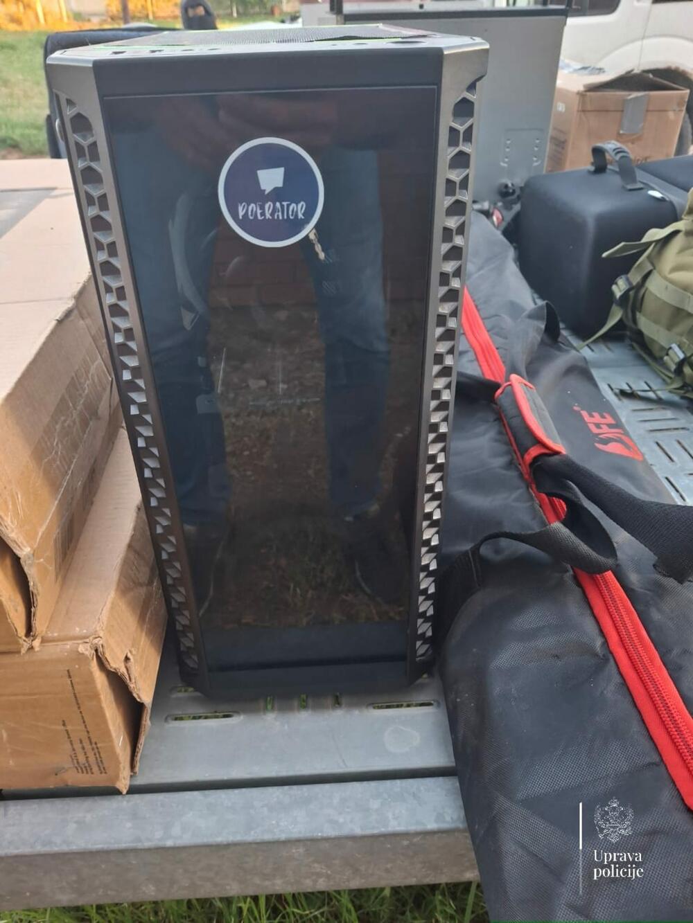 <p>Trojica državljana Rusije protjerana su iz Crne Gore nakon što su granični policajci kod njih pronašli veću količinu sofisticirane digitalne opreme i uređaja</p>