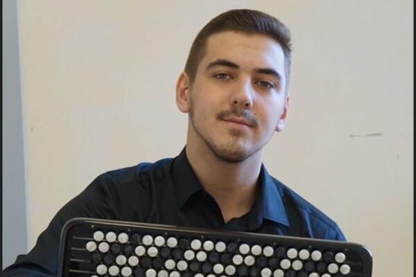 Mladi virtuoz Petar Balaban nastupa u dvorištu Galerije "Risto...