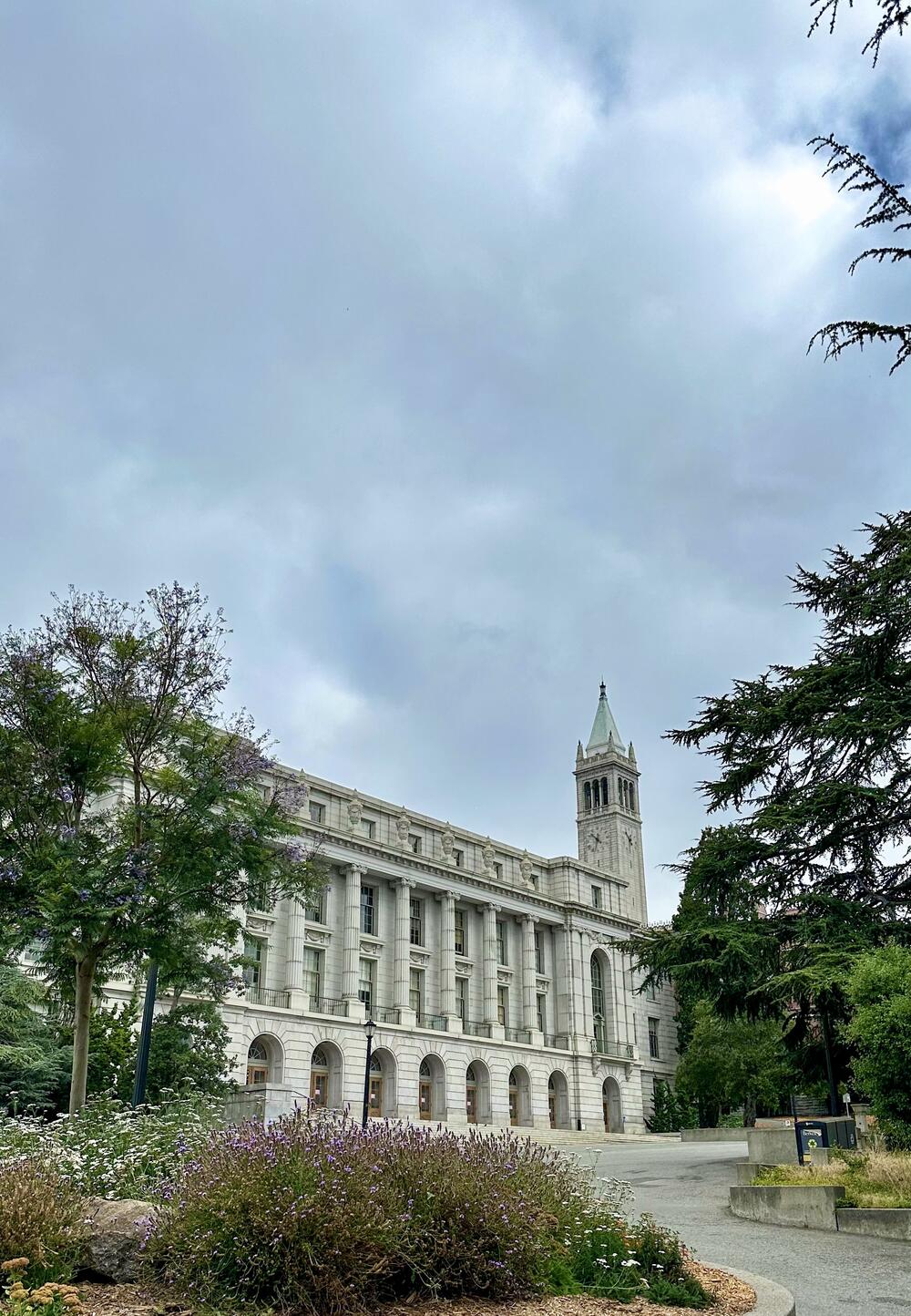 Zgrada Wheeler Hall na kampusu Univerziteta Kalifornije u Berkliju, sa čuvenim Campanile (Sather Tower) u pozadini