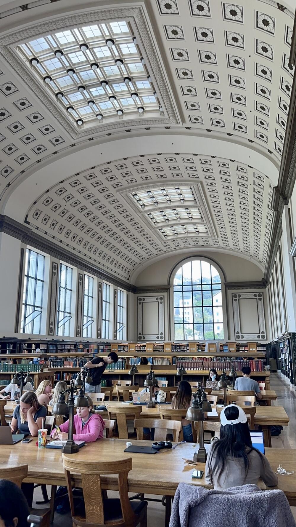 Sjeverna čitaonica biblioteke Doe, glavne univerzitetske biblioteke otvorene 1911. godine