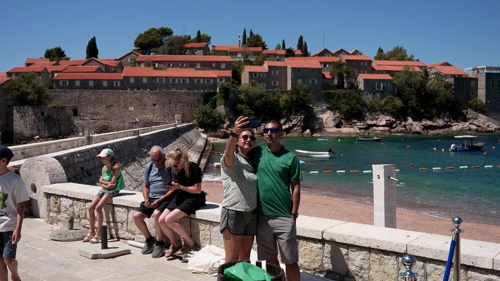 <p>"Što se tiče mosta dozvoljen je prolaz posjetilaca ostrva, naravno uz neki ograničeni broj. Broj posjetilaca na mostu se reguliše na optimalan broj posjetilaca koji su istovremeno na mostu kako bi se osigurao nesmetan prolaz gostima hotela kao i bezbjedno razgledanje i fotografisanje posjetilaca na mostu", rekao je menadžer opštih poslova u kompaniji Adriatic Properties Ivan Matijašević</p>