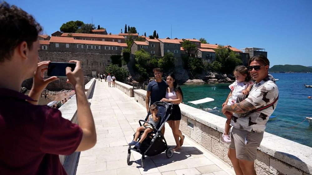 <p>"Što se tiče mosta dozvoljen je prolaz posjetilaca ostrva, naravno uz neki ograničeni broj. Broj posjetilaca na mostu se reguliše na optimalan broj posjetilaca koji su istovremeno na mostu kako bi se osigurao nesmetan prolaz gostima hotela kao i bezbjedno razgledanje i fotografisanje posjetilaca na mostu", rekao je menadžer opštih poslova u kompaniji Adriatic Properties Ivan Matijašević</p>
