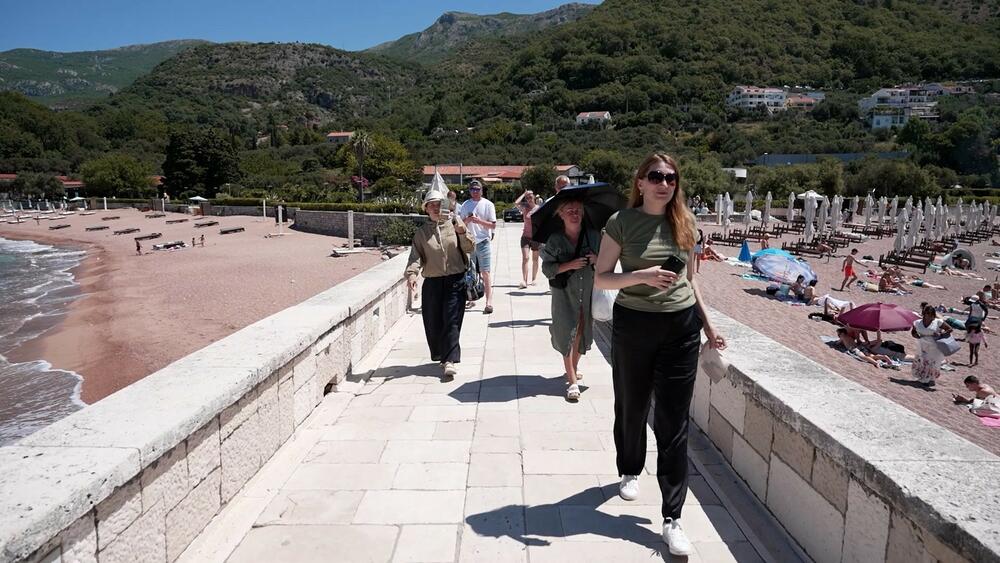<p>"Što se tiče mosta dozvoljen je prolaz posjetilaca ostrva, naravno uz neki ograničeni broj. Broj posjetilaca na mostu se reguliše na optimalan broj posjetilaca koji su istovremeno na mostu kako bi se osigurao nesmetan prolaz gostima hotela kao i bezbjedno razgledanje i fotografisanje posjetilaca na mostu", rekao je menadžer opštih poslova u kompaniji Adriatic Properties Ivan Matijašević</p>