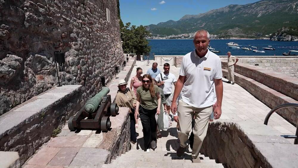 <p>"Što se tiče mosta dozvoljen je prolaz posjetilaca ostrva, naravno uz neki ograničeni broj. Broj posjetilaca na mostu se reguliše na optimalan broj posjetilaca koji su istovremeno na mostu kako bi se osigurao nesmetan prolaz gostima hotela kao i bezbjedno razgledanje i fotografisanje posjetilaca na mostu", rekao je menadžer opštih poslova u kompaniji Adriatic Properties Ivan Matijašević</p>
