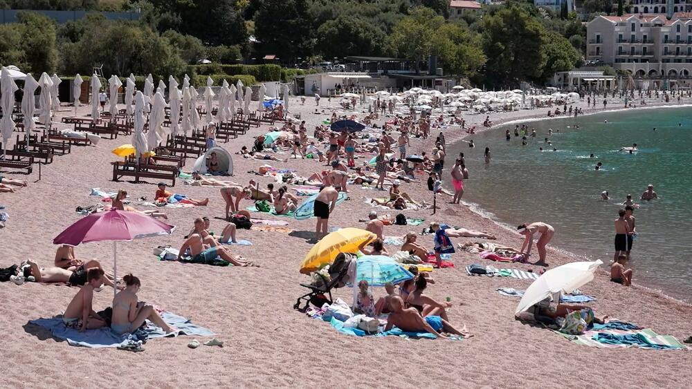 <p>"Što se tiče mosta dozvoljen je prolaz posjetilaca ostrva, naravno uz neki ograničeni broj. Broj posjetilaca na mostu se reguliše na optimalan broj posjetilaca koji su istovremeno na mostu kako bi se osigurao nesmetan prolaz gostima hotela kao i bezbjedno razgledanje i fotografisanje posjetilaca na mostu", rekao je menadžer opštih poslova u kompaniji Adriatic Properties Ivan Matijašević</p>