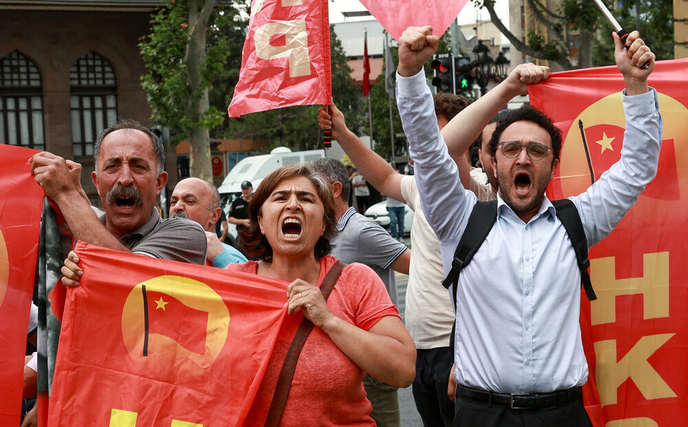 <p>Na odvojenom protestu koji je organizovala Komunistička partija Turske (TKP), stotine ljudi marširale su od istanbulskog trga Taksim do Dolmabahčea. U okrugu Kadikoj održana su i dva odvojena protesta u organizaciji ljevičarskih grupa. Uprkos velikom prisustvu policije, tokom protesta u Istanbulu nije bilo sukoba</p>